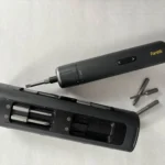Tuốc nơ vít điện cầm tay HOTO đang được sử dụng trong một dự án công nghệ.