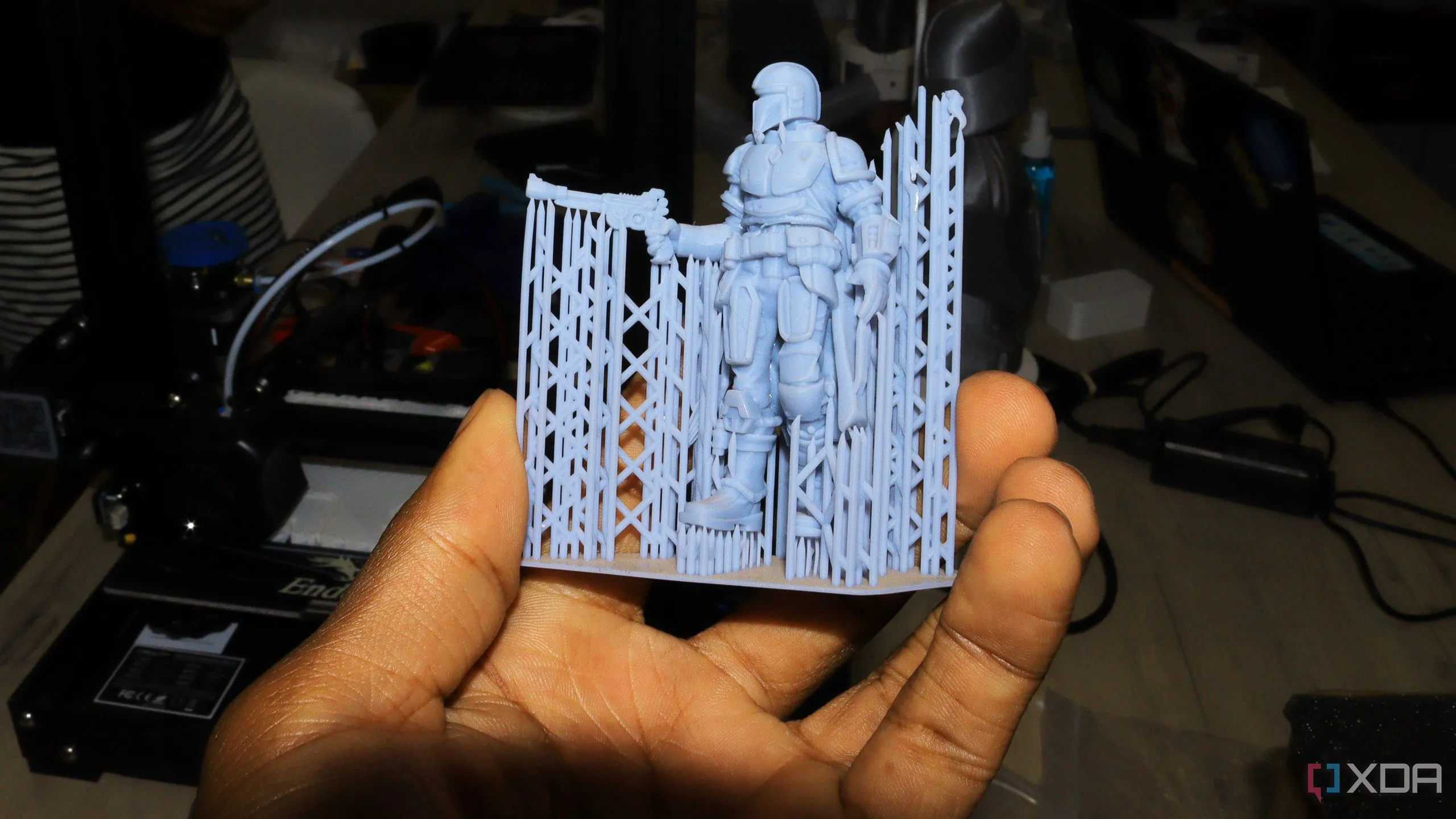 Vật thể được in 3D đang được một bàn tay cầm nắm, minh họa cho "dấu vân tay" độc đáo của từng máy in 3D
