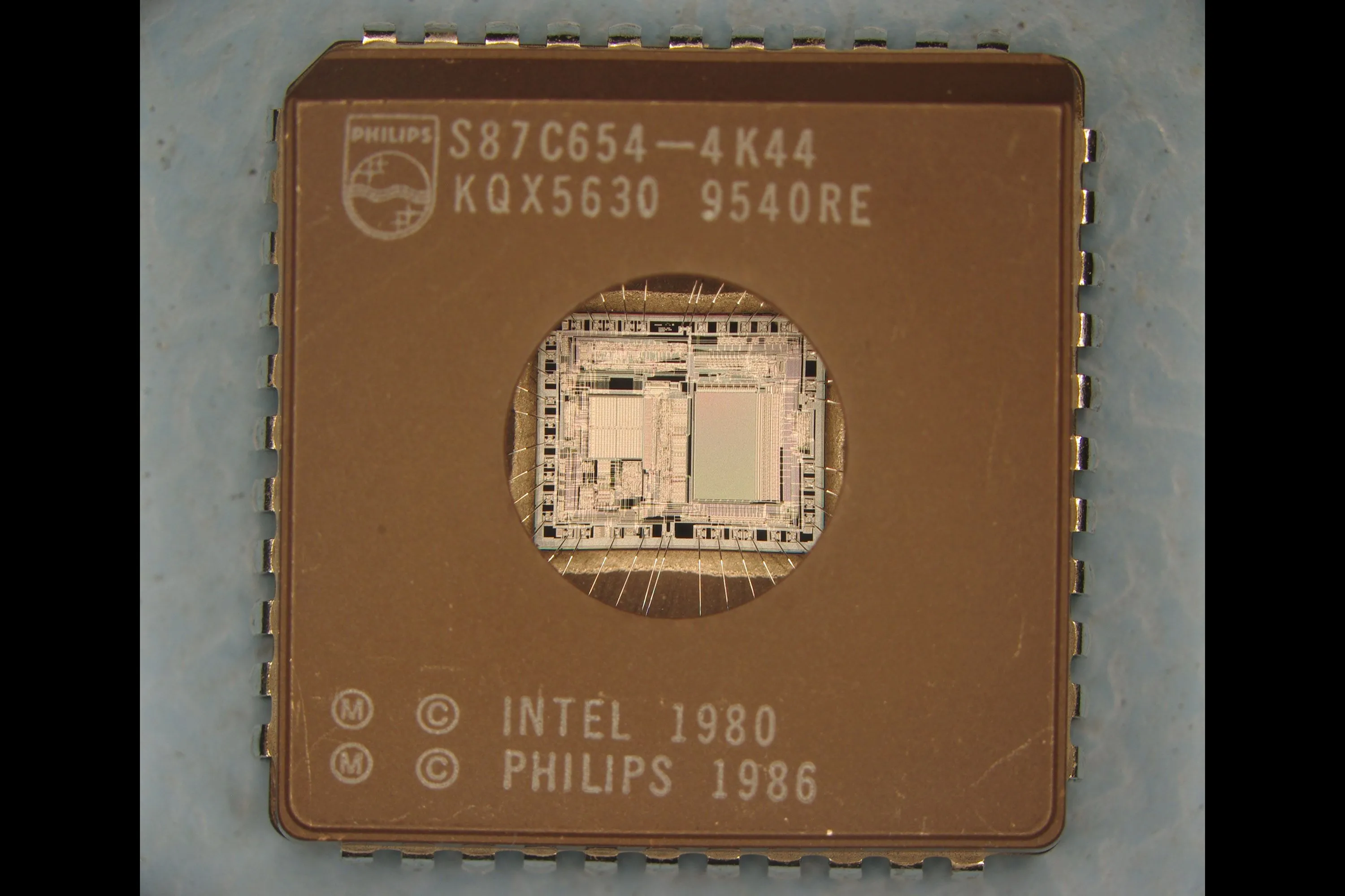 Vi điều khiển EPROM Philips 87C654, một ví dụ về chip tích hợp phức tạp được tạo ra nhờ phương pháp VLSI.
