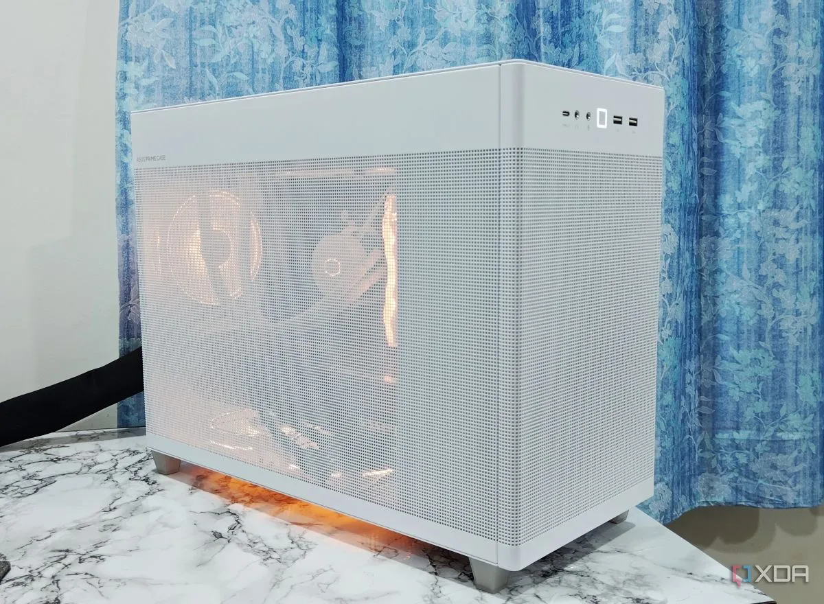 Vỏ case Asus Prime AP201 màu trắng trên bề mặt đá cẩm thạch, cho thấy hạn chế nâng cấp và tùy biến của PC SFF