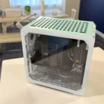 Vỏ case Cooler Master Qube 500 trên bàn bếp, minh họa không gian hạn chế và vấn đề tản nhiệt của PC SFF