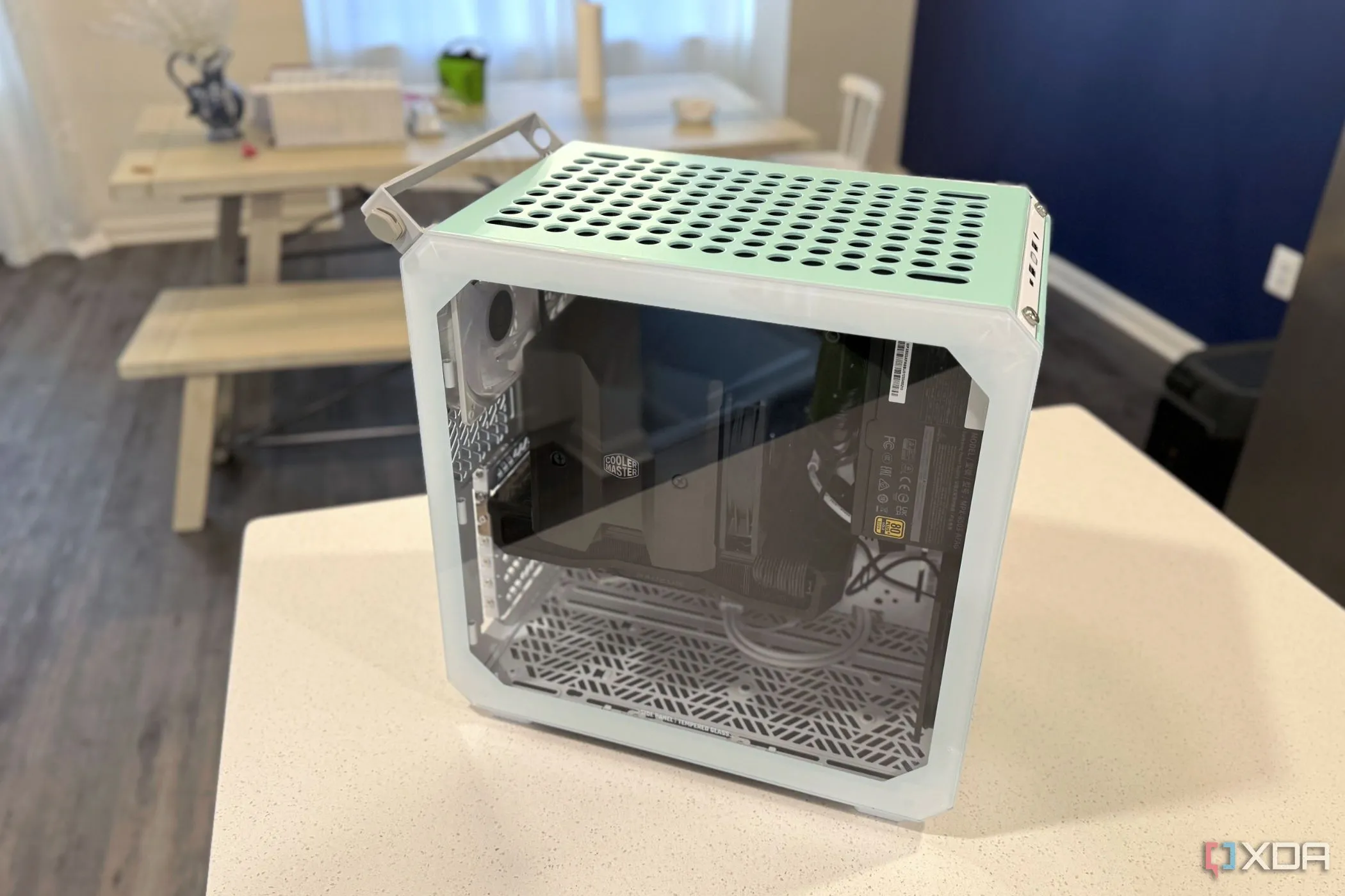 Vỏ case Cooler Master Qube 500 trên bàn bếp, minh họa không gian hạn chế và vấn đề tản nhiệt của PC SFF