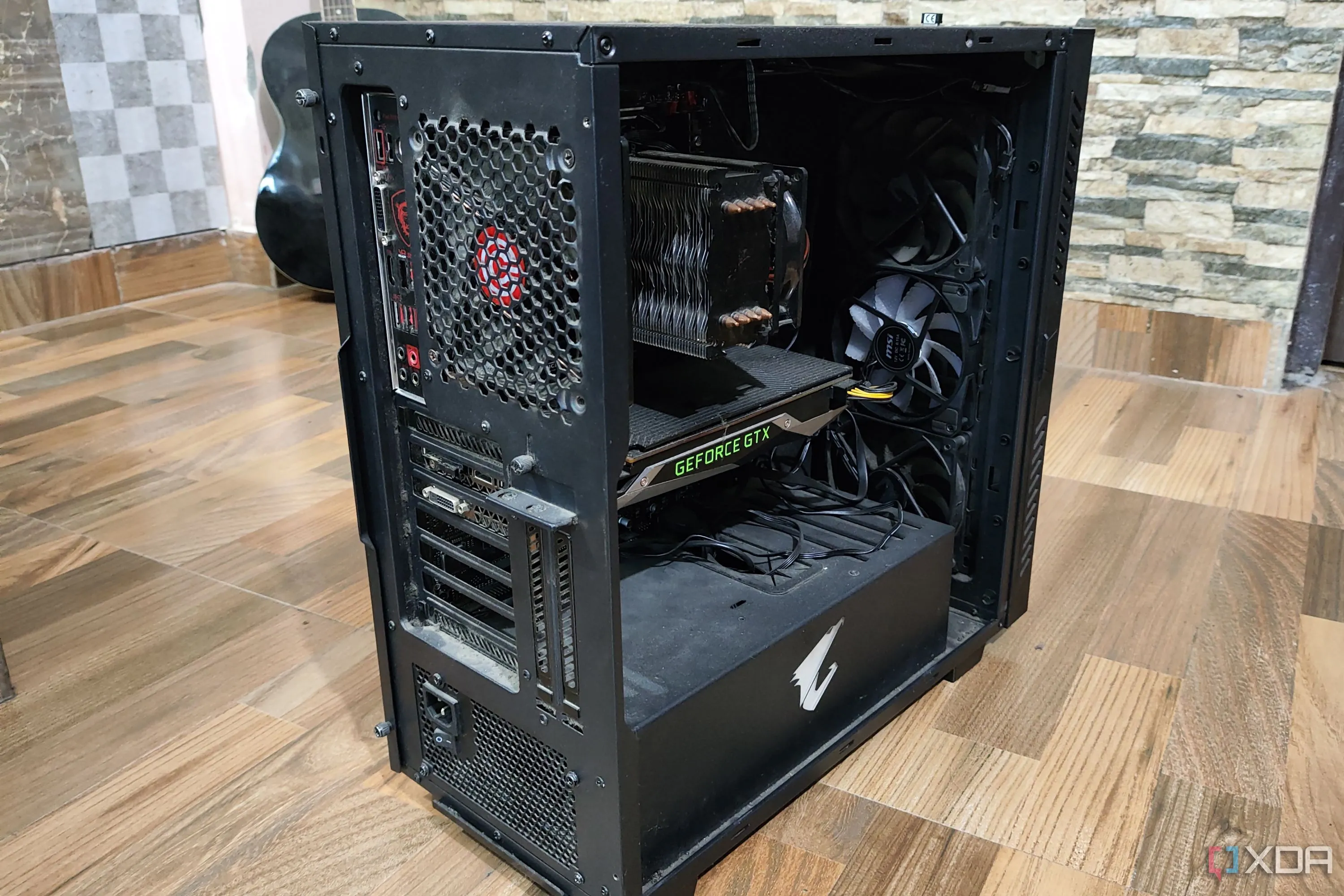 Vỏ case máy tính Gigabyte Aorus ACW300 với CPU Ryzen 5 và card đồ họa GTX 1080