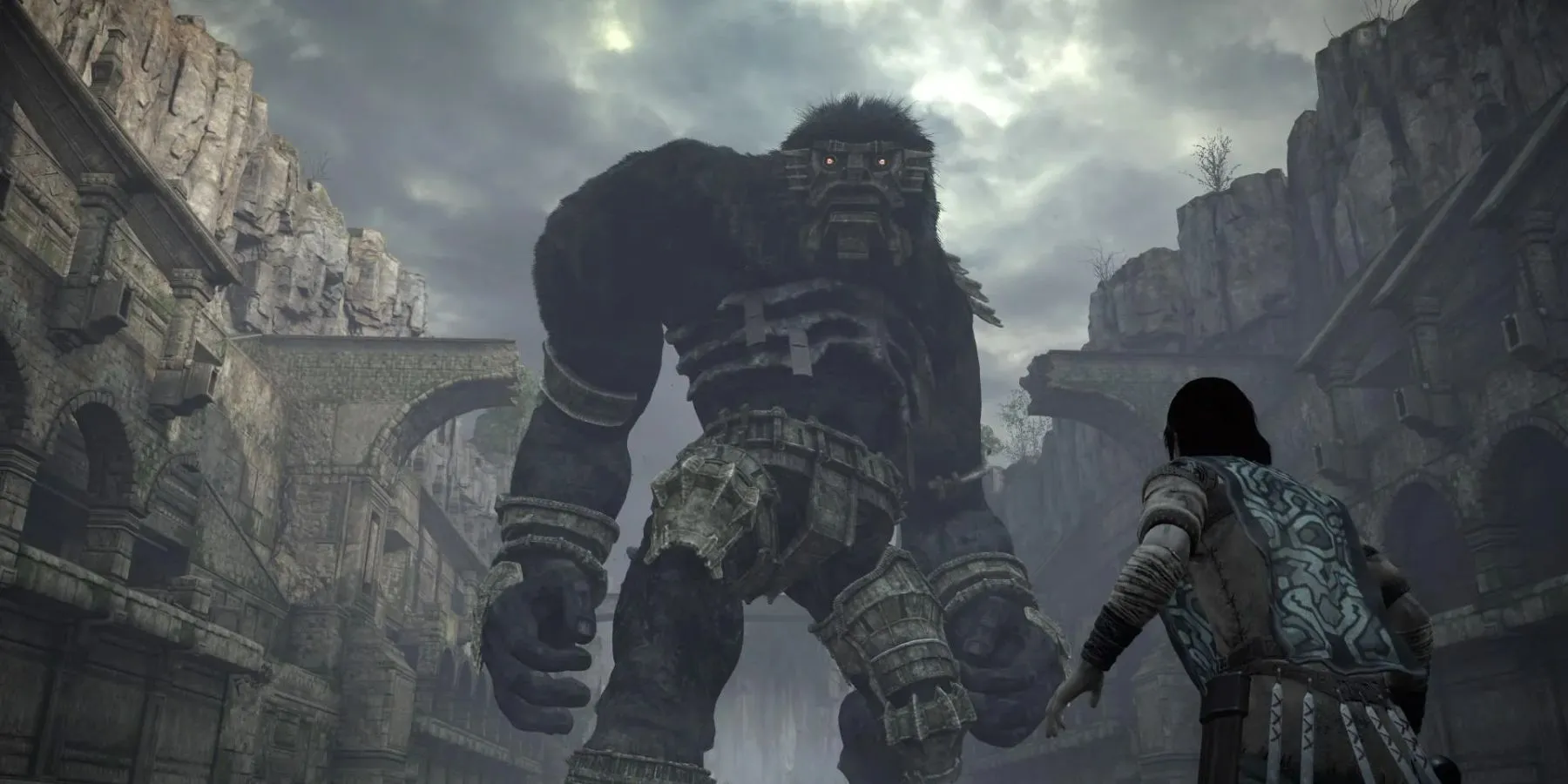 Wander đang leo lên cơ thể khổng lồ của Argus, một trong những Colossus trong game.