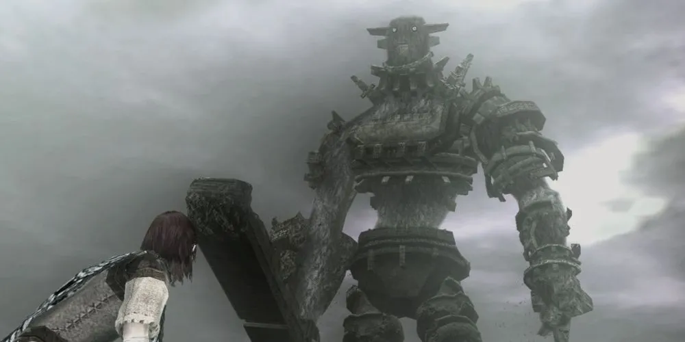 Wander đối đầu với Colossus thứ ba, Gaius, trên một đấu trường cổ kính trong Shadow of the Colossus.