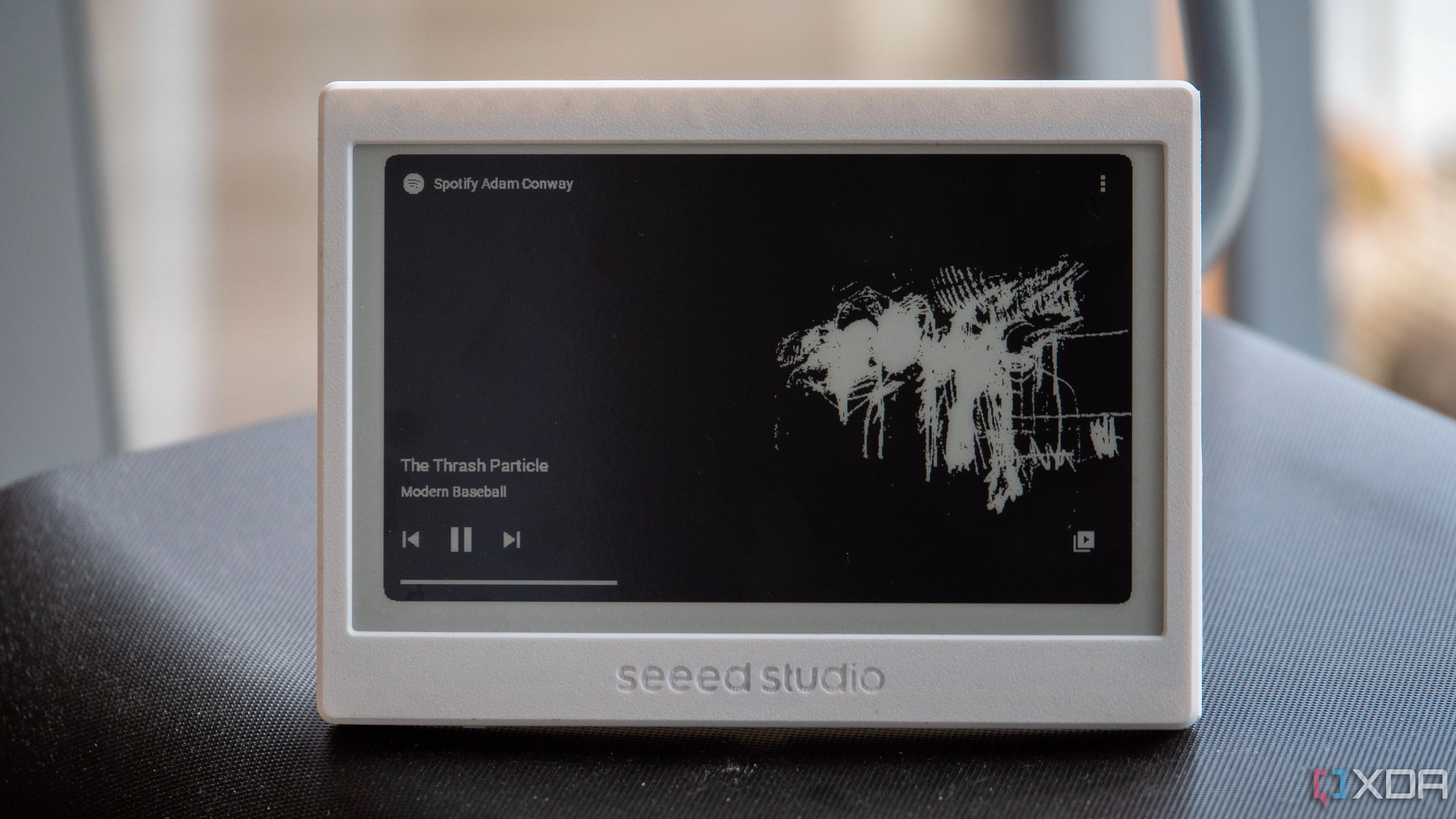 XIAO ePaper Panel hiển thị giao diện điều khiển Spotify trên nền TRMNL, thể hiện khả năng đa dạng của hệ thống.